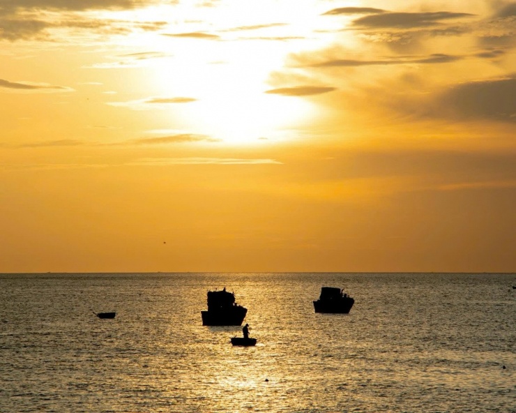 Hoàng hôn buông xuống Mỏm Cá Mập, nhuộm vàng cả vùng trời biển. Ảnh Innternet